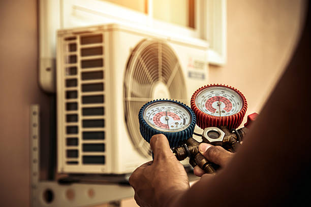 Professional Hvac technician working in Aberdeen, IN